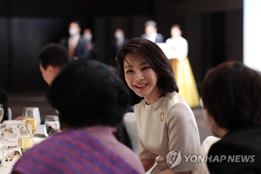 윤석열 대통령 부인 김건희 여사가 지난 10일 오후 서울 중구 신라호텔에서 열린 외빈 초청만찬에서 환담하고 있다.<연합뉴스>
